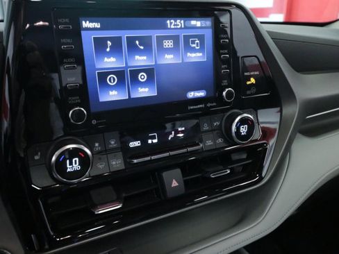 Used 2022 Toyota Highlander XLE FWD image 25