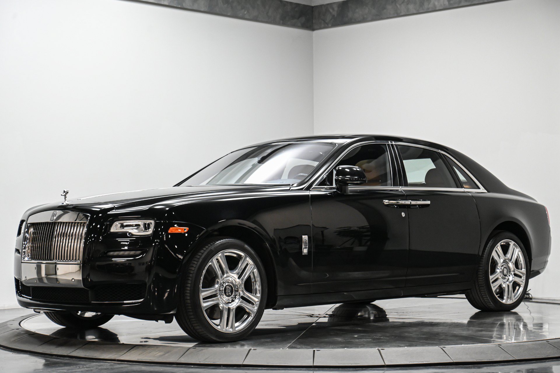 Used 2015 Rolls-Royce Ghost RWD image 2