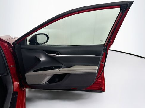 Used 2020 Toyota Camry SE w/ Cold Weather Package image 30