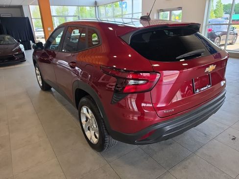 Used 2024 Chevrolet Trax LS w/ LS Convenience Package FWD image 11