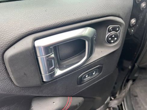 Used 2025 Jeep Gladiator Rubicon w/ Convenience Group AWD/4WD image 11