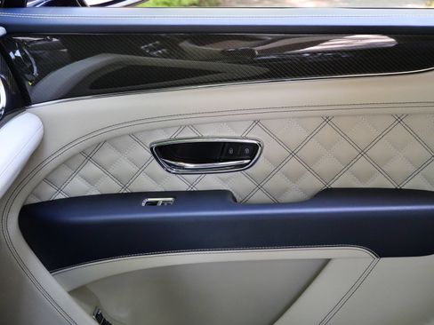 Used 2022 Bentley Bentayga AWD/4WD image 10
