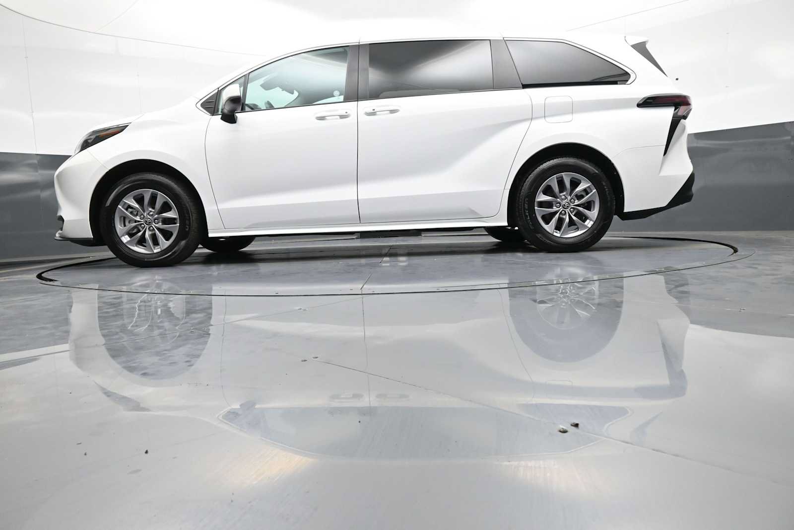 Certified 2025 Toyota Sienna LE FWD image 33