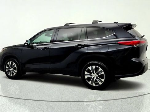 Used 2020 Toyota Highlander XLE AWD/4WD image 7