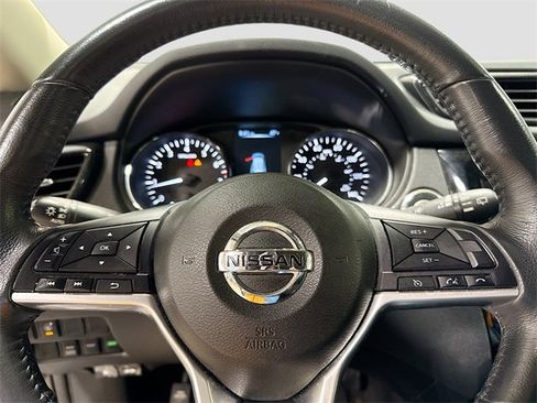 Used 2017 Nissan Rogue SV image 11