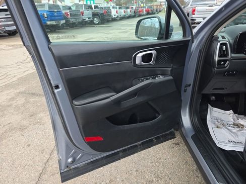 Used 2023 Kia Sorento LX image 11