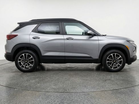 Used 2025 Chevrolet TrailBlazer LT w/ Driver Confidence Package image 11