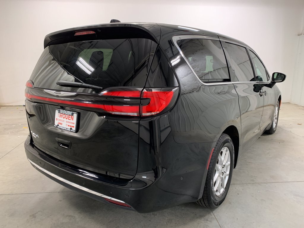 Used 2026 Chrysler Pacifica Select FWD image 8