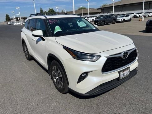 Used 2021 Toyota Highlander XLE FWD image 2