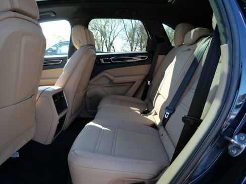 Used 2023 Porsche Cayenne AWD/4WD image 15