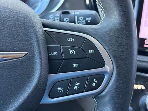 Used 2023 Chrysler Pacifica Touring-L image 28