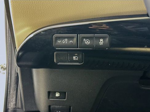 Used 2022 Toyota Prius XLE FWD image 10