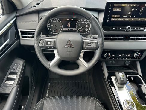 New 2026 Mitsubishi Outlander ES image 13