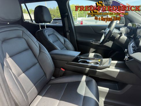 Used 2025 Chevrolet Equinox LT AWD/4WD image 13