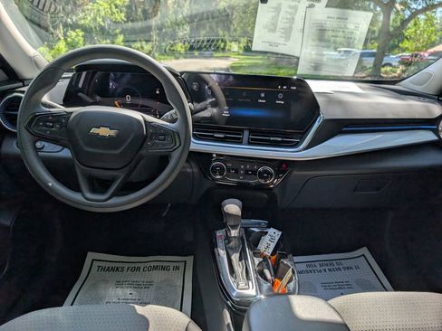 Used 2025 Chevrolet Trax LT FWD image 13