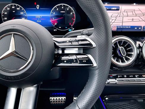 Used 2025 Mercedes-Benz GLB 250 4MATIC image 25