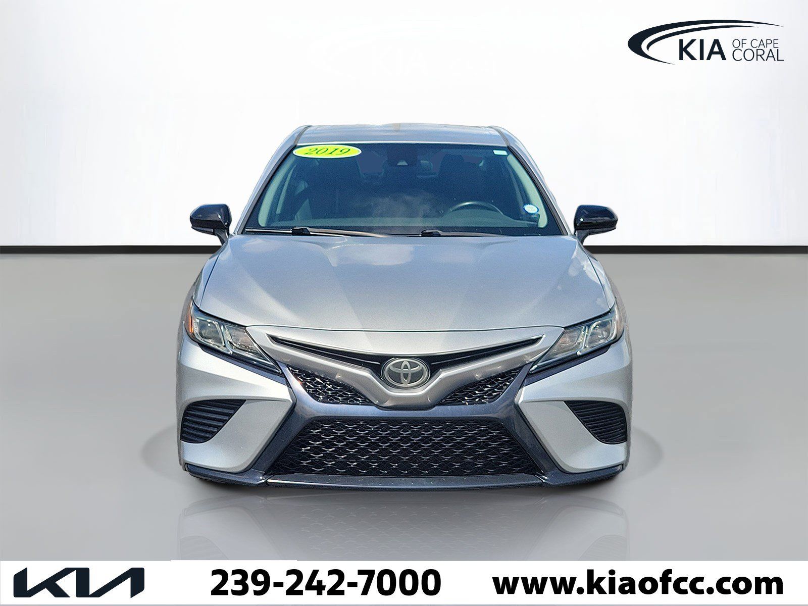 Used 2019 Toyota Camry SE FWD image 2