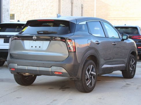 Used 2025 Nissan Kicks SV image 3