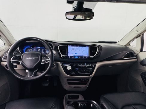 Used 2023 Chrysler Pacifica Touring-L FWD image 22