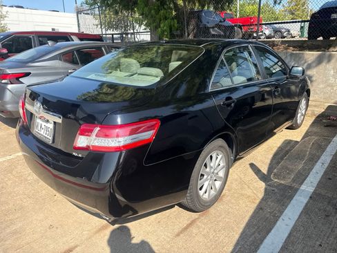 Used 2010 Toyota Camry XLE FWD image 3