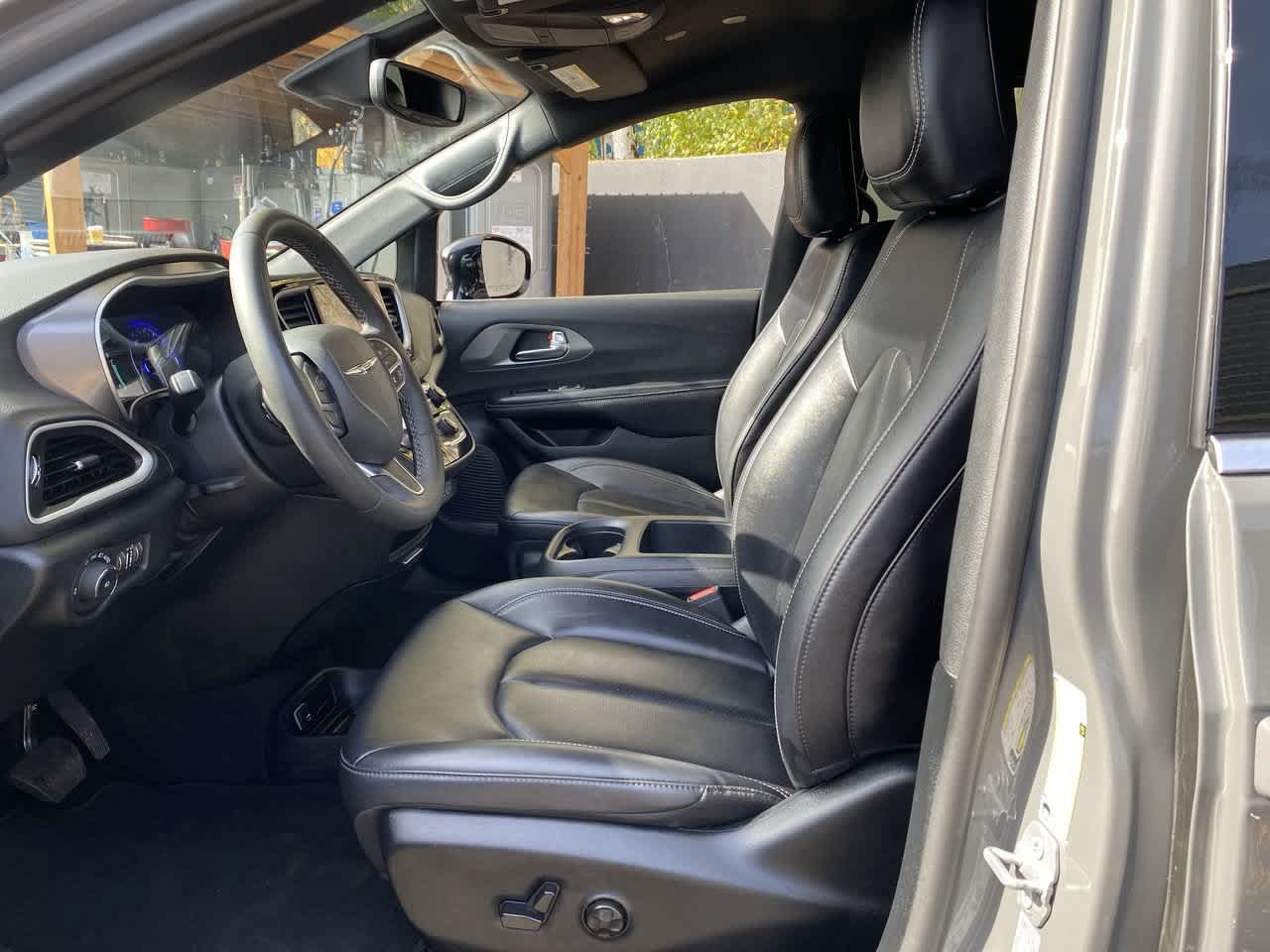 Used 2025 Chrysler Pacifica Select FWD image 12