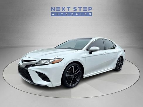 Used 2018 Toyota Camry XSE FWD image 3