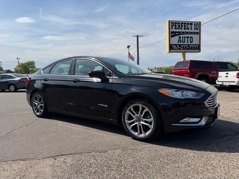 Used 2017 Ford Fusion SE w/ Equipment Group 601A FWD image 2
