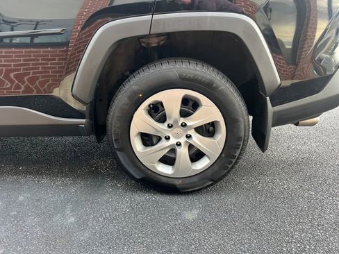 Used 2021 Toyota RAV4 LE image 8