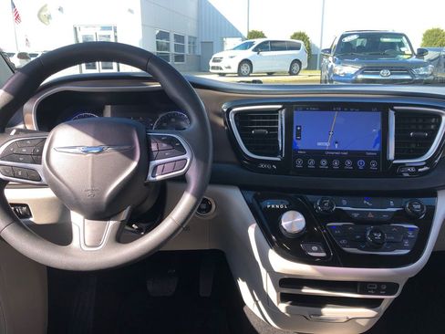 Used 2017 Chrysler Pacifica Touring Plus image 31