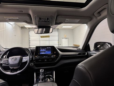 Used 2020 Toyota Highlander XLE image 22