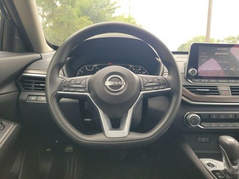 Used 2025 Nissan Altima 2.5 SV FWD image 15