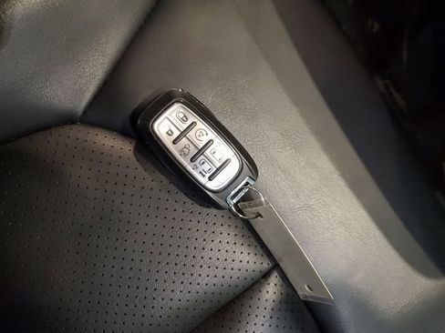 Used 2023 Chrysler Pacifica Touring-L FWD image 31