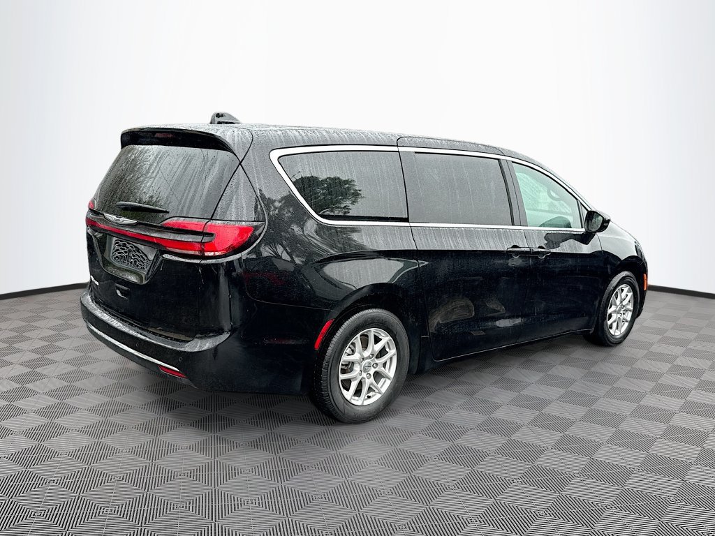 Used 2025 Chrysler Pacifica Select FWD image 6