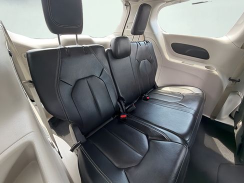 Used 2022 Chrysler Pacifica Touring-L FWD image 21