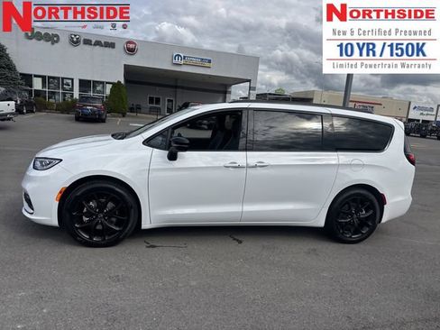 New 2026 Chrysler Pacifica Limited w/ Uconnect Theater Family Group image 10