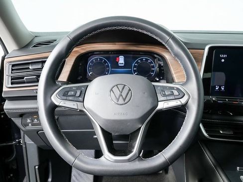 Certified 2025 Volkswagen Atlas SE image 5