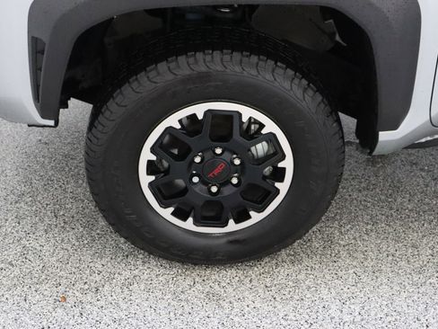 Certified 2025 Toyota Tacoma TRD Off-Road AWD/4WD image 11
