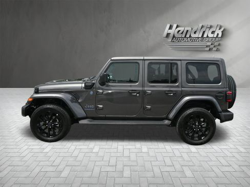 Used 2025 Jeep Wrangler Unlimited Sahara AWD/4WD image 6