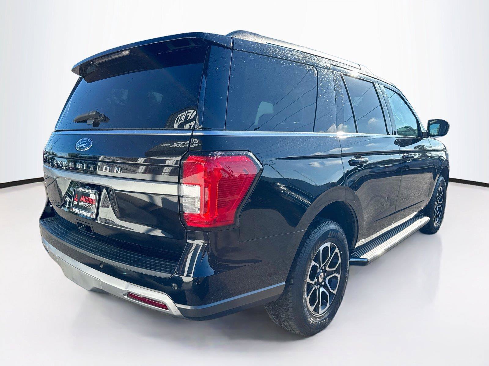 Used 2023 Ford Expedition XLT AWD/4WD image 5
