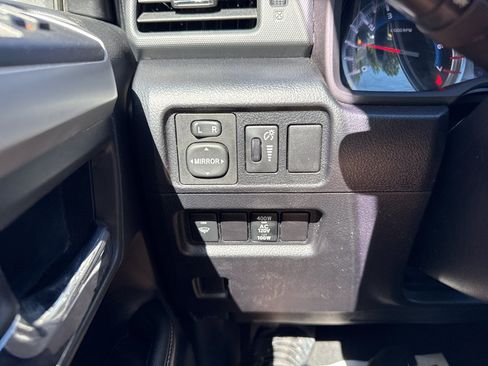 Used 2018 Toyota 4Runner SR5 AWD/4WD image 31
