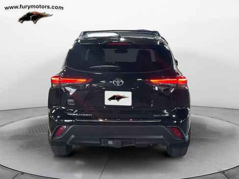 Used 2023 Toyota Highlander XLE image 4