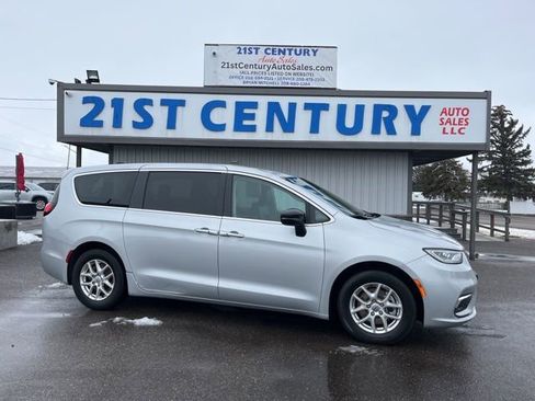 Used 2024 Chrysler Pacifica Touring-L FWD image 1