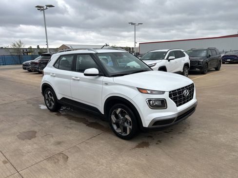 Used 2025 Hyundai Venue SEL image 4