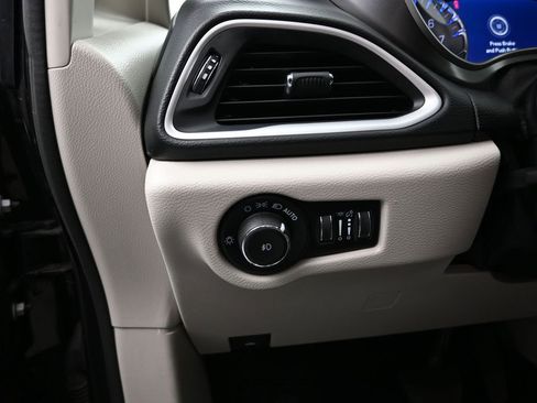 Certified 2023 Chrysler Pacifica Touring-L image 14