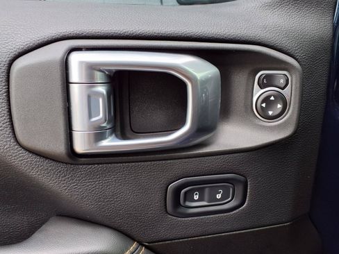 Used 2025 Jeep Gladiator Sport AWD/4WD image 19