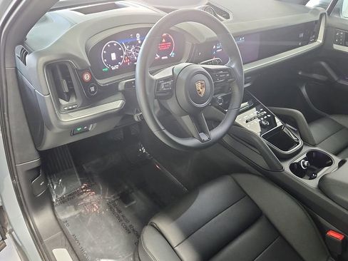 Used 2025 Porsche Cayenne image 4