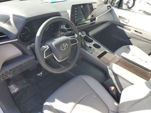Used 2023 Toyota Sienna XLE image 11