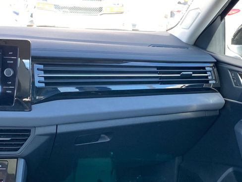 Used 2025 Volkswagen Jetta SE image 34