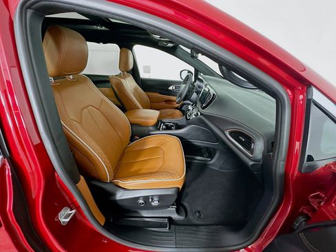 Used 2025 Chrysler Pacifica Pinnacle image 33