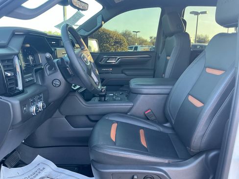 Used 2025 GMC Sierra 1500 AT4 w/ Technology Package AWD/4WD image 14